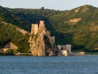 Burg Golubac auf Felssporn im ersten goldenen Tageslicht - Serbien